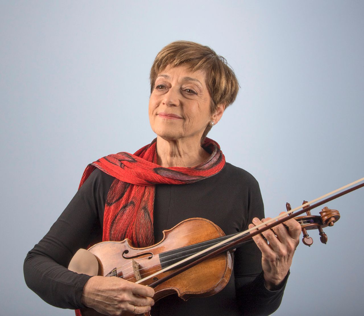 Die Geigerin Miriam Fried mit Geige in der Hand